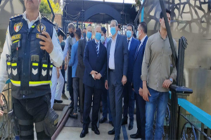 محافظ القاهرة يتفقد موقع حريق المركب السياحي بالزمالك