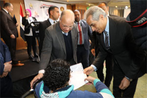 وزير العمل ومحافظ القاهرة يفتتحان معرضًا لمنتجات مركز تدريب مهني
