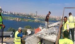 استمرار أعمال إزالة العقار المائل بكورنيش النيل