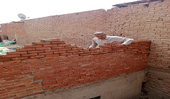 إيقاف وإزالة أعمال بناء مخالف بالحي