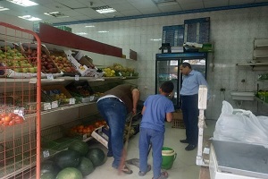 فحص المنتجات الغذائية بمجمع الأهرام 