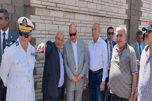 محافظ القاهرة يشرف على عمليات إصلاح كسر خط المياه أمام سور الكلية الحربية