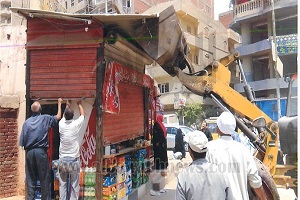 حملات مكبرة لرفع الإشغالات وغلق المحال المخالفة بحي الخليفة