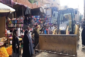 رئيس حي طره يتفقد تطوير الميدان ويوجه برفع إشغالات المصانع