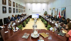 وزير السياحة والآثار يبحث مع مستثمرين استعدادات الموسم الشتوي