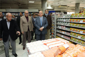 محافظ القاهرة يتفقد منافذ البيع بالمنطقة الغربية لمتابعة توافر السلع