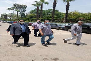 رئيس حي الساحل يقوم بالمرور الميداني على شارع ترعه الاسماعيليه