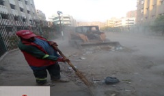 تجريد الأتربة ورفع التراكمات في شارع مجمع المدارس بحي البساتين