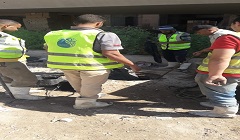 رئيس الحي يتفقد اصلاح كسر ماسورة مياه