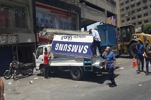 إزالة الإعلانات المخالفة بشوارع الحي