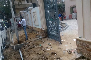 أعمال لصيانة الإنارة بالحي