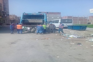 حملات نظافه مكثفه على كافة المحاور الرئيسيه والمربعات الداخليه بالحي