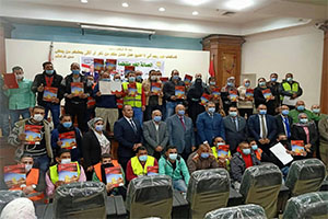 وزير القوى العاملة ومحافظ القاهرة يقومان بتسليم 120 وثيقة تأمين على الحياة على العمالة الغير منتظمة