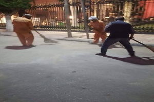 أعمال نظافة أمام المتحف المصري