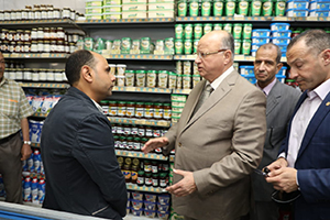 محافظ القاهرة يقوم بجولة تفقدية مفاجئة على عدد من الأسواق بحي السلام