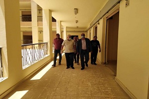 رئيس حي البساتين يتفقد أعمال التشطيبات النهائية بمشروع ورش العين السخنة