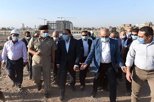 رئيس الوزراء يتفقد أعمال مشروع تطوير سور مجرى العيون