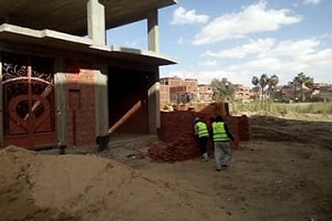 حملة لإزالة بناء مخالف بكورنيش النيل بحلوان