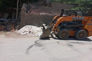 رئيس حي البساتين يتابع سير العمل بمنظومة النظافه بالشوارع