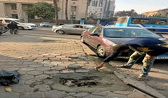 ترميم الأرصفة المتهالكة بشوارع الحي