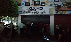 حملة مكبرة  لغلق الورش والمحلات لترشيد الكهرباء ببعض الشوارع بالحي