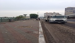 استمرار اعمال تركيب وتثبيت اعمدة الانارة بطول شارع الكورنيش الجنوبي 
