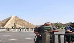 إصلاح الأسوار الحديديه أمام المنصه بالاوتوستراد