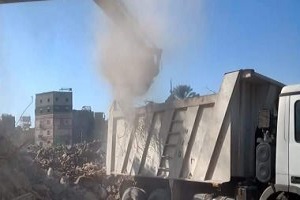 محافظة القاهرة ترفع مخلفات هدم 47 عقارا بميدان السيدة عائشة