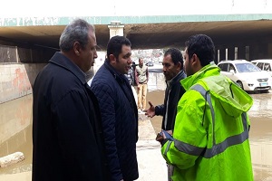 متابعة اعمال شفط المياه من شوارع الحي  